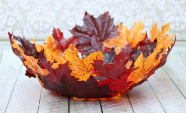 Papier-maché - een vaas met herfstbladeren
