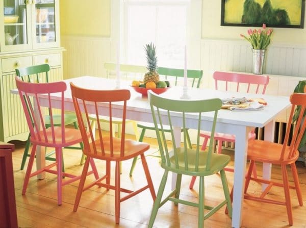 Cadires de fusta multicolors a l’interior de la cuina