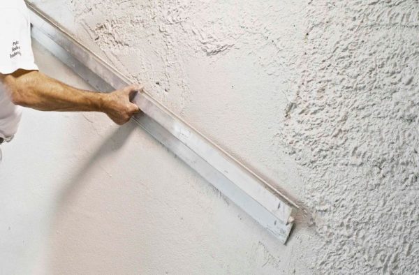Putting plaster on the wall
