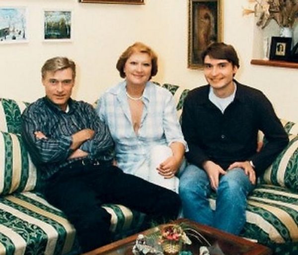 Vaimonsa ja poikansa kanssa asunnossa Tverskajassa