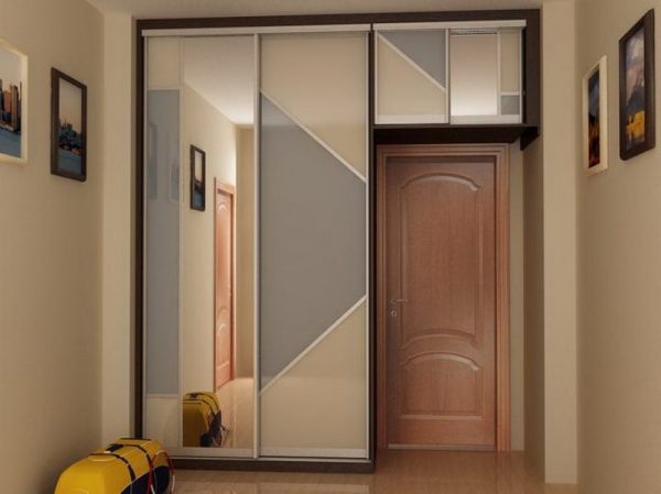 Sliding wardrobe with a mezzanine above the door