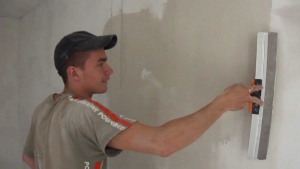 Mga dingding ng plasterboard mula sa drywall sa ilalim ng wallpaper