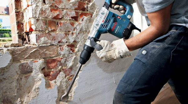 Removing old plaster from the walls
