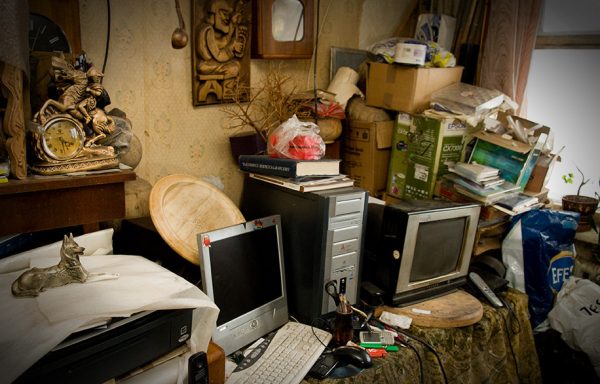 Stari prazni uređaji u sobi
