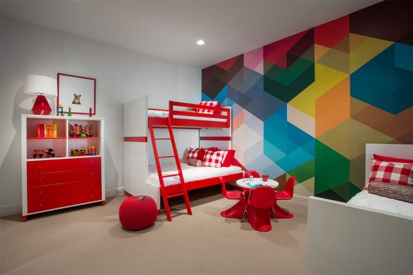 Ljusa geometriska mönster på väggen i ett barns rum