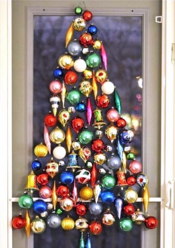 Pomul de Crăciun realizat din jucării de Crăciun pe perete