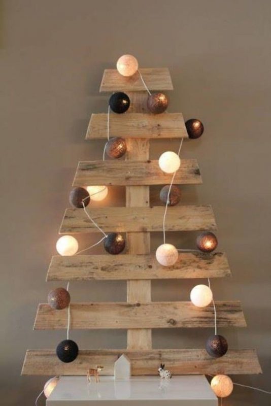 עץ חג המולד עשוי קרשי עץ