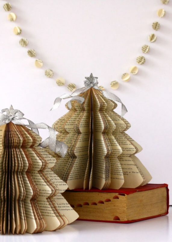 Božićno drvce sa požutjelih stranica knjige