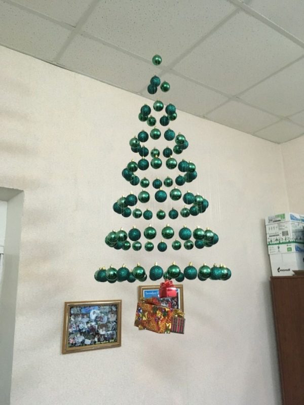 Kerstboom gemaakt van doorzichtige vislijn en ballen