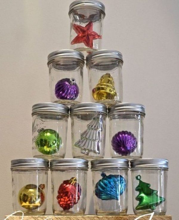 Árbol de navidad hecho de frascos de vidrio