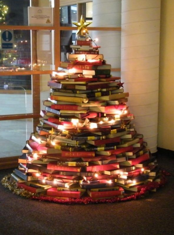 עץ חג המולד מערמת ספרים ומגזינים