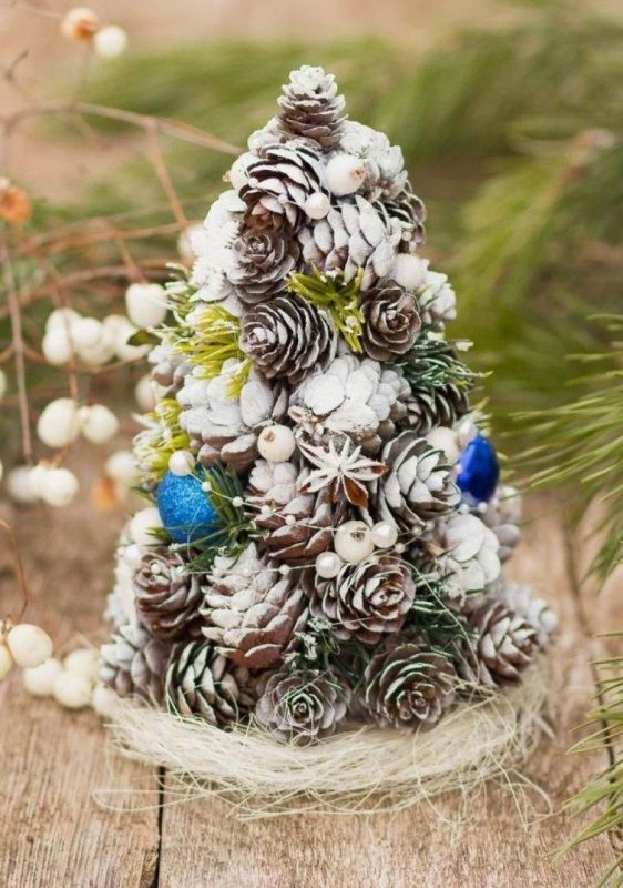 Божићно дрвце од конуса