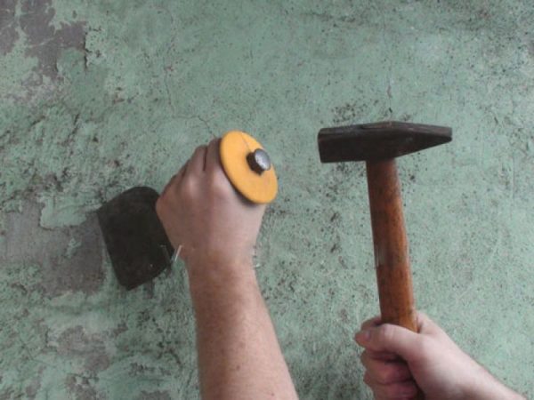 Remoção do gesso com um machado com uma ferramenta manual