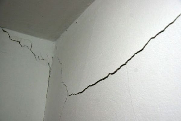 Sprickor på väggen i lägenheten