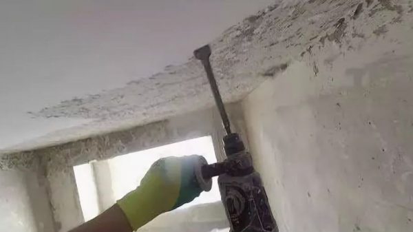 Demontage van gips van het plafond