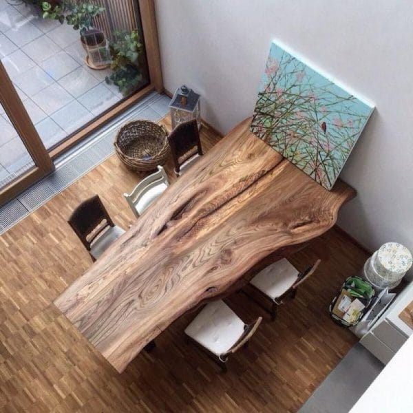 طاولة الطعام الخشبية بلاطة