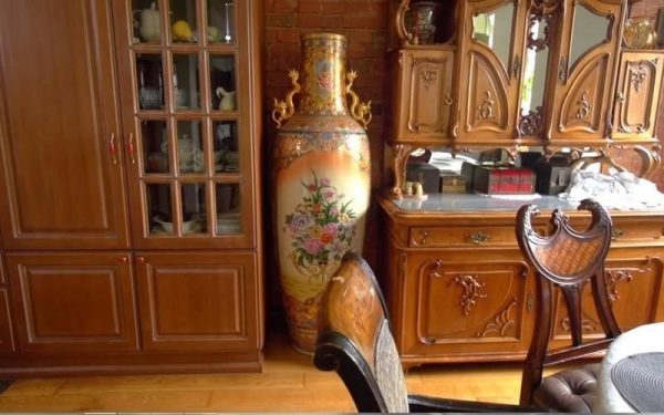 Büyük bir zemine monte Çin porselen vazo, Klimova'nın oturma odasında gurur duyuyor
