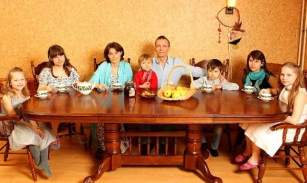 Familie Ivan Okhlobystin aan de grote tafel
