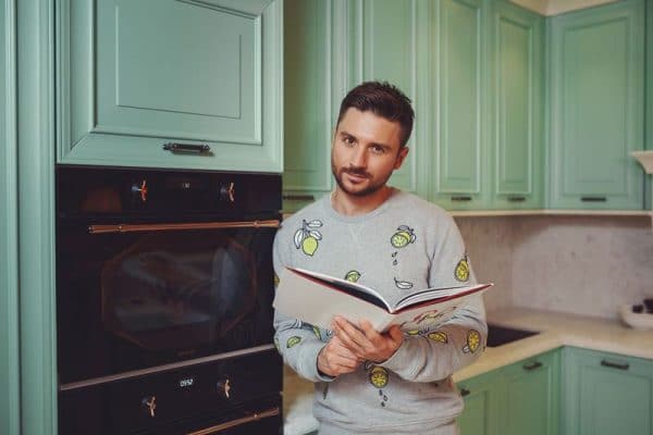 Sergey Lazarev în bucătăria sa într-o casă de țară