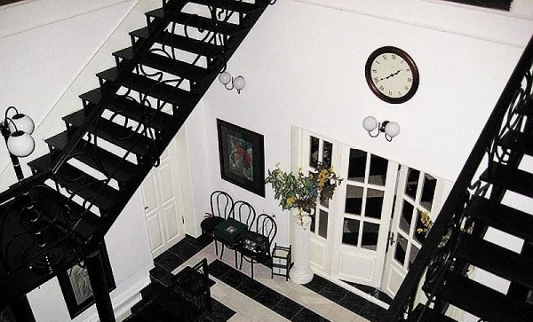 Taotut mustat portaat muotisuunnittelijan Vjačeslav Zaitsevin talomuseossa