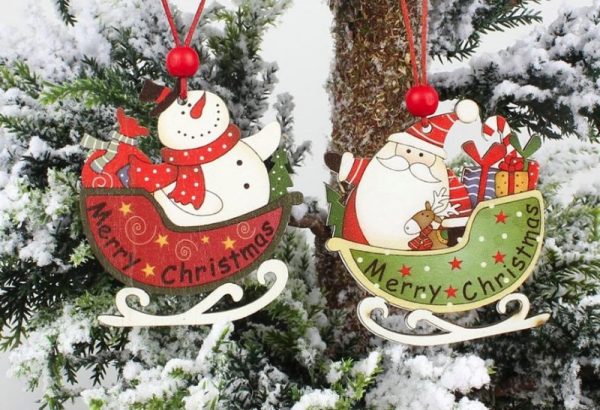Houten speelgoed Santa Claus en een sneeuwpop op de kerstboom