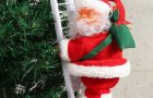 Klatre Julemanden på trappen til juletræet