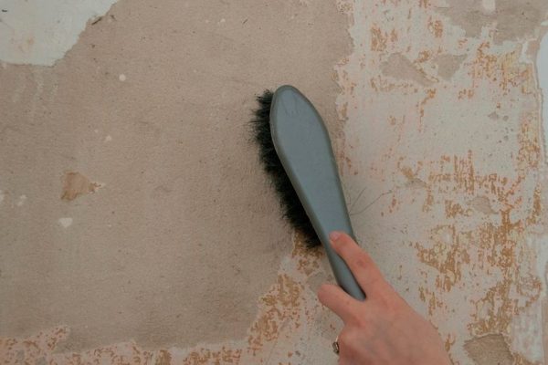 Καθαρισμός τοίχων από τη βρωμιά και τη σκόνη