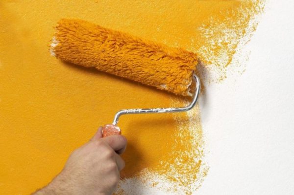 Mal væggen med en rulle i gult