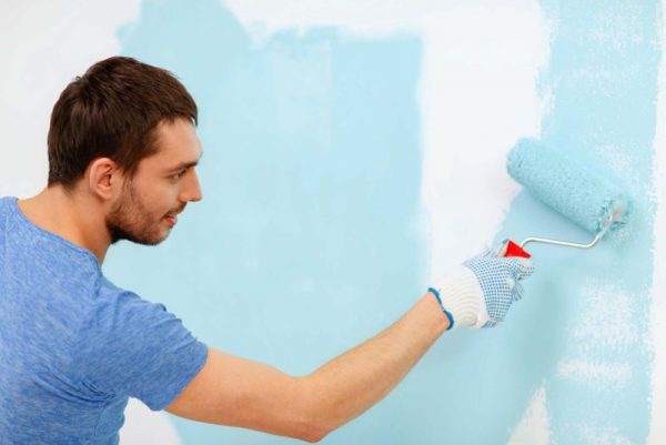 Kék festék felhelyezése a falra