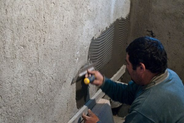 Fayans döşemek için çimento sıva kullanılmalıdır.