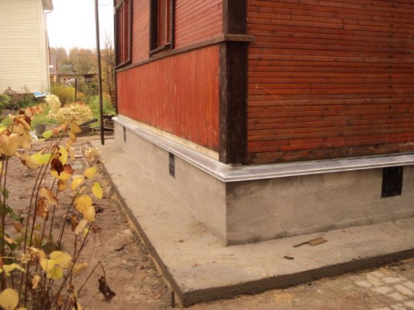 הכנת בסיס בטון לטיח