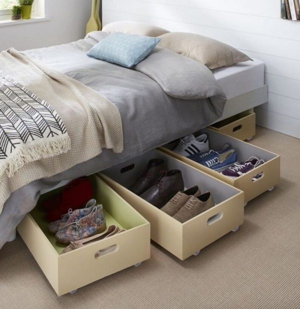 تخزين الأحذية تحت السرير