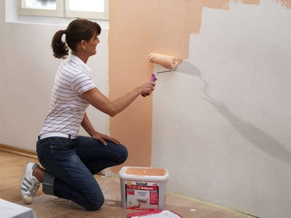 Acrylfarbe zum Streichen von Wänden