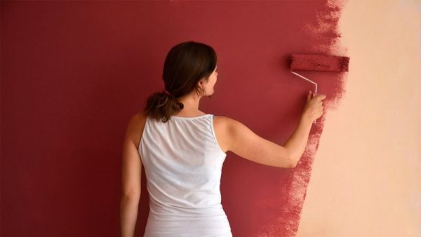 Pintura de paret amb pintura acrílica