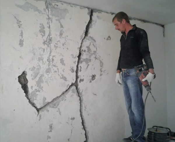Cracks in old plaster