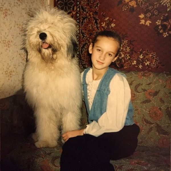 La pequeña Olga Buzova con su perro