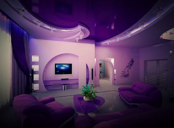 Lila och violett färgton i vardagsrummet