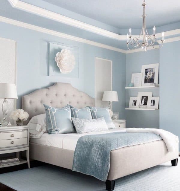 Makuuhuone sinisillä sävyillä.
