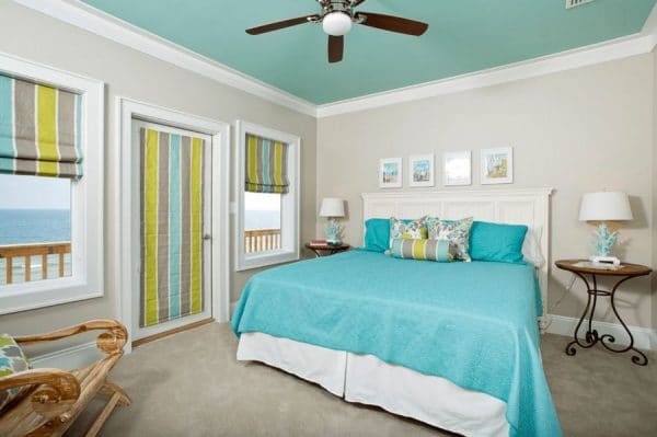 Color turquesa en el interior del dormitorio