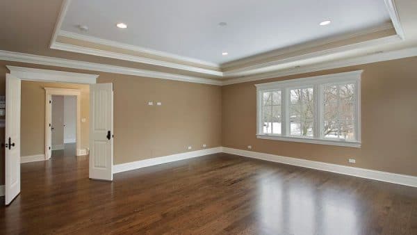 Wide ceiling baseboard in the interior photo