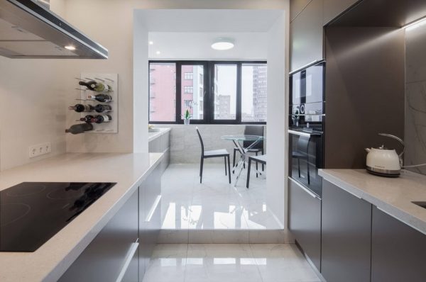 Cucina design con balcone minimalismo