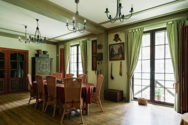 Das ursprüngliche Innere des Herrenhauses von Leonid Parfenov - Wohnzimmer Esszimmer