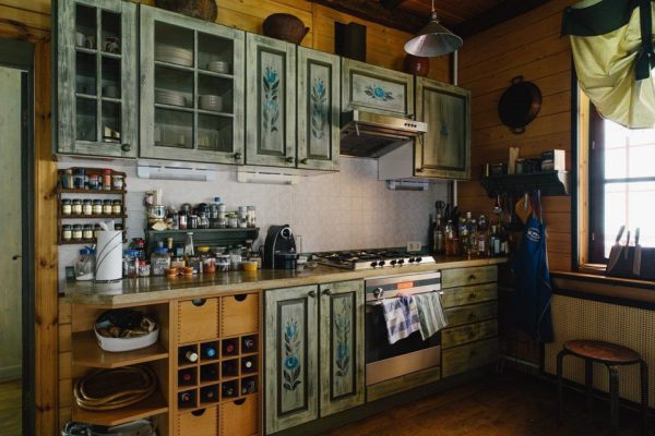 El interior de la cocina en la casa de Parfyonov.