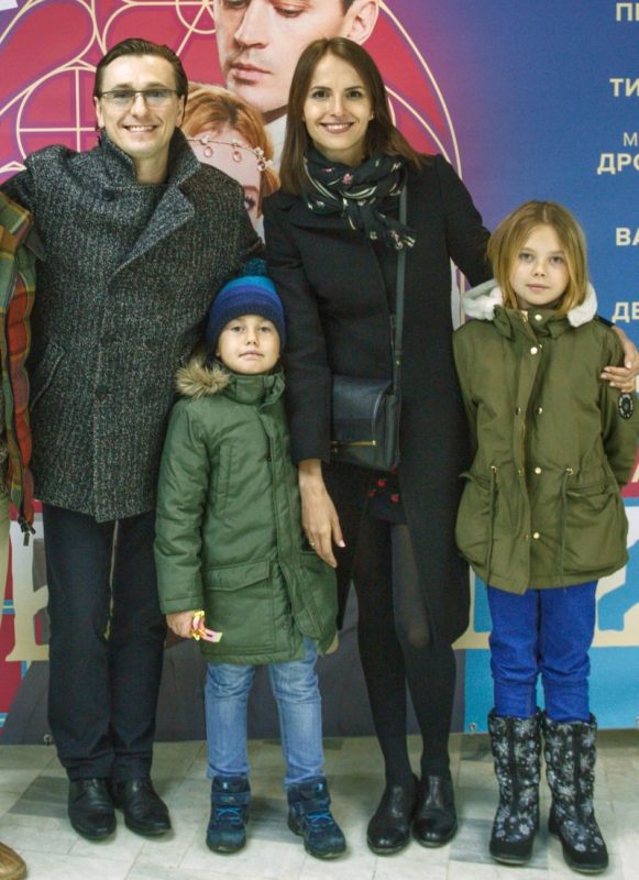 Sergey Bezrukov mit seiner neuen Frau Anna Matison und ihren gemeinsamen Kindern