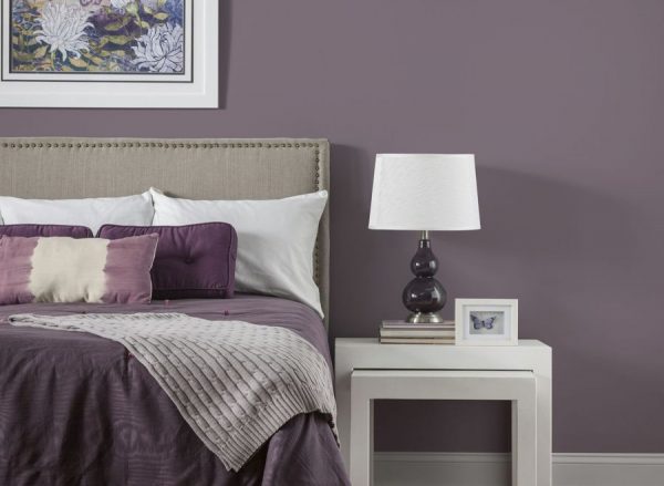 Grijs-paarse tinten in donkere en bleke variëteiten in het interieur van de slaapkamer