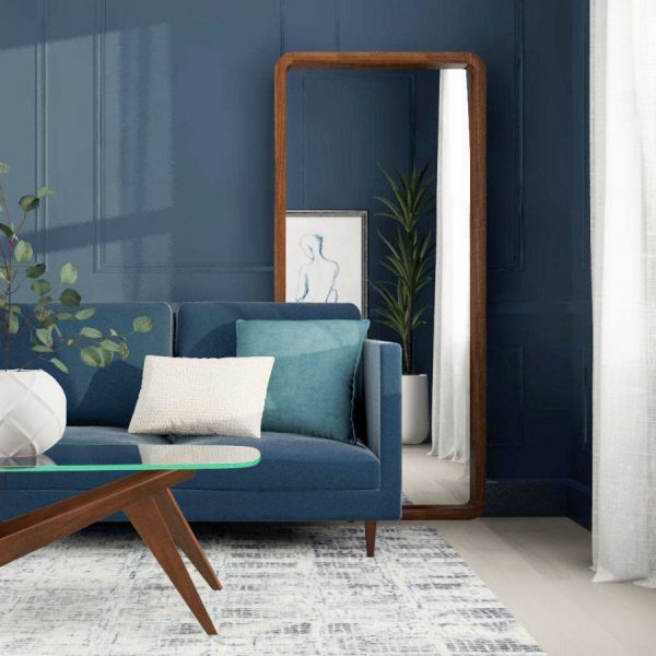 Color naval (marino, azul marino) en el interior de la sala de estar