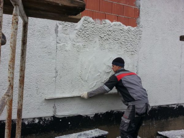 Application of warm plaster on the facade