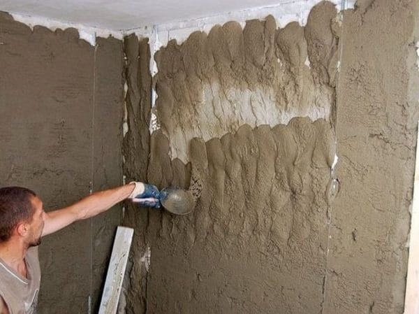 Spraying walls with plaster
