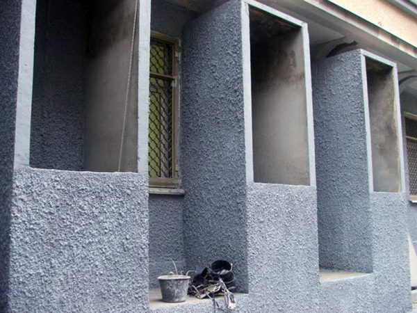 Fassadendekoration mit Pelzmantel