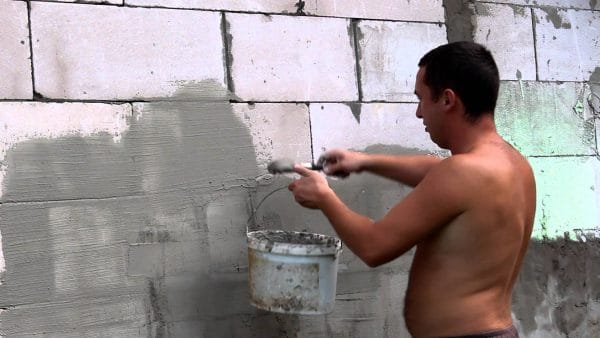 Klargøring af en væg af skumblokke til påføring af gips